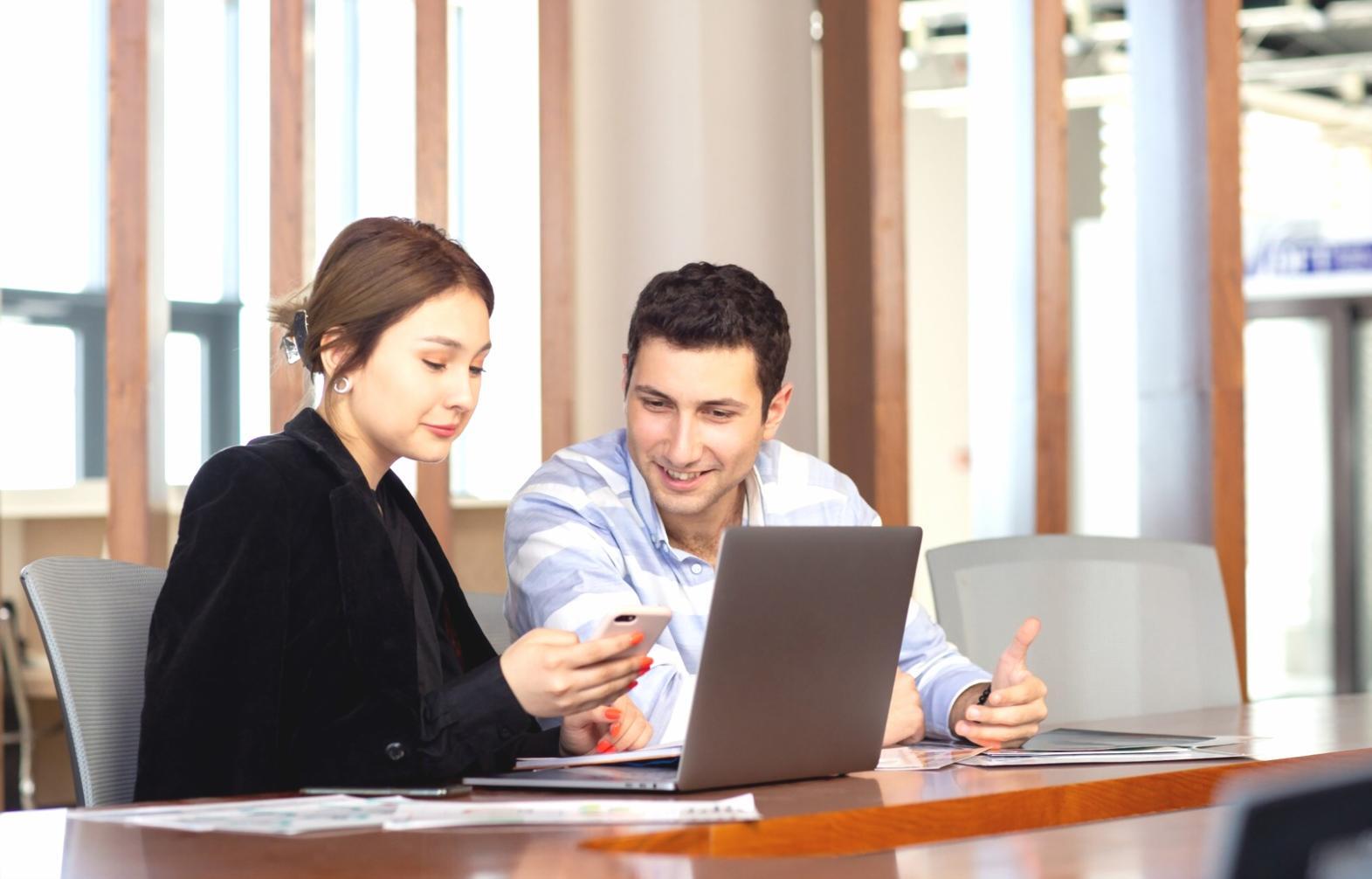 Espace de travail avec documents financiers et outils de planification